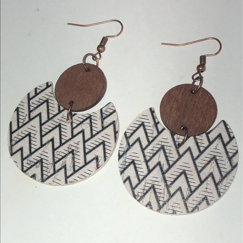 Geometric Patterned Retro Boho Earrings - Picture 3 of 4